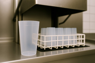 Symbolbild der Pressemitteilung Gewerbliches Spülen von Mehrweggeschirr aus Kunststoff